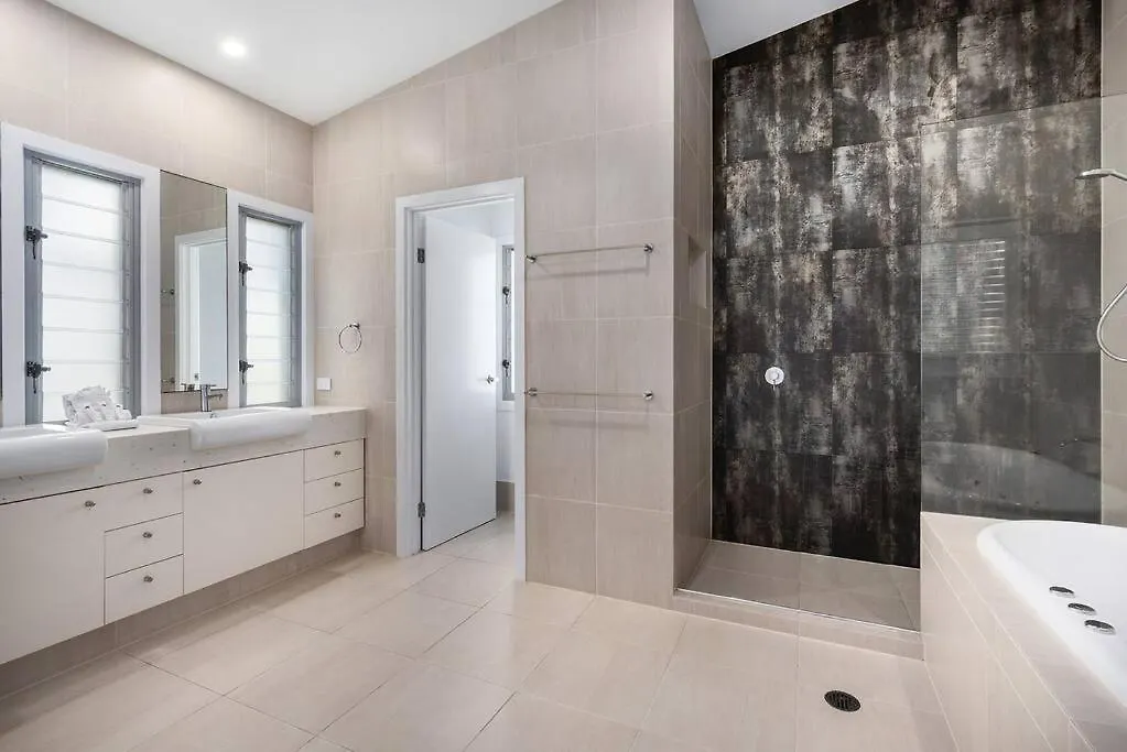 Vila Prime Burleigh Location Gold Coast